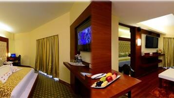 Platinum Suite | Minibar, in-room safe, desk, blackout curtains