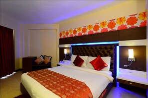 Estudi en suite prèmium | Minibar, caixa forta a l'habitació, escriptori i cortines opaques 