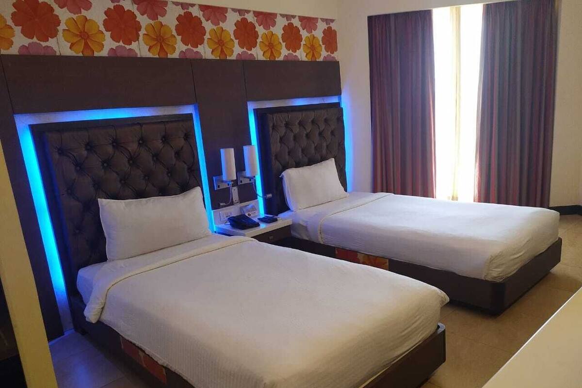 Premium Twin Bed Room | ミニバー、セーフティボックス (室内)、デスク、遮光カーテン