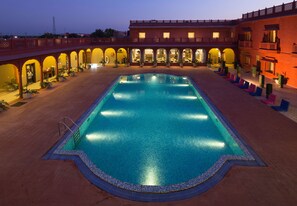 Outdoor pool, pool umbrellas, sun loungers - Vesta Bikaner Palace (Bikaner)
