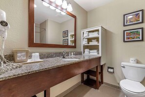 Ensemble douche/baignoire, articles de toilette gratuits, sèche-cheveux