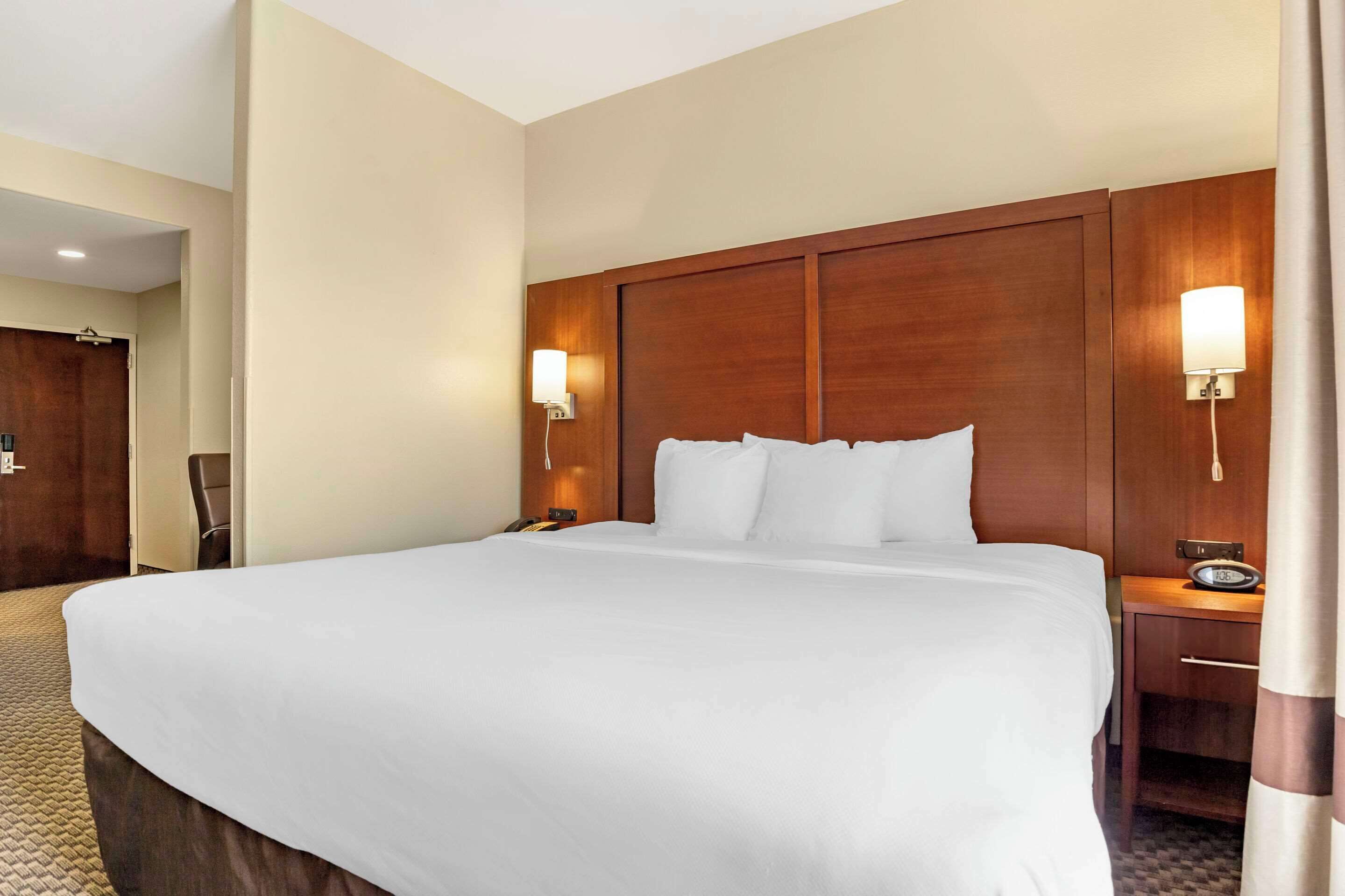 Photo - Comfort Suites Medical Center near Six Flags