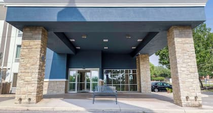 Comfort Suites Medical Center near Six Flags