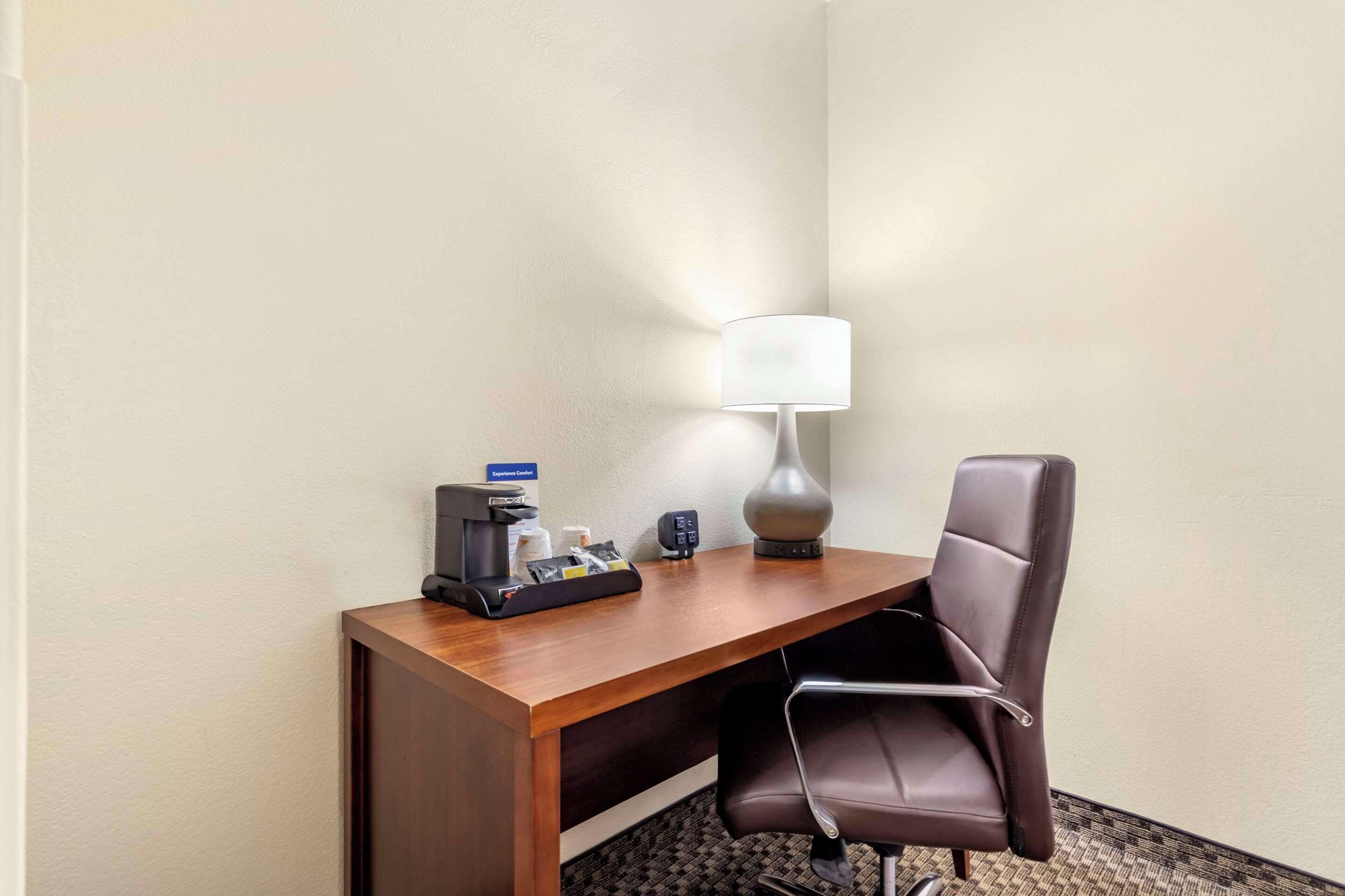 Photo - Comfort Suites Medical Center near Six Flags