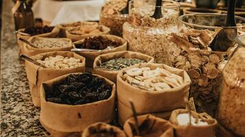 Ontbijtbuffet op werkdagen (SEK 225 per persoon)