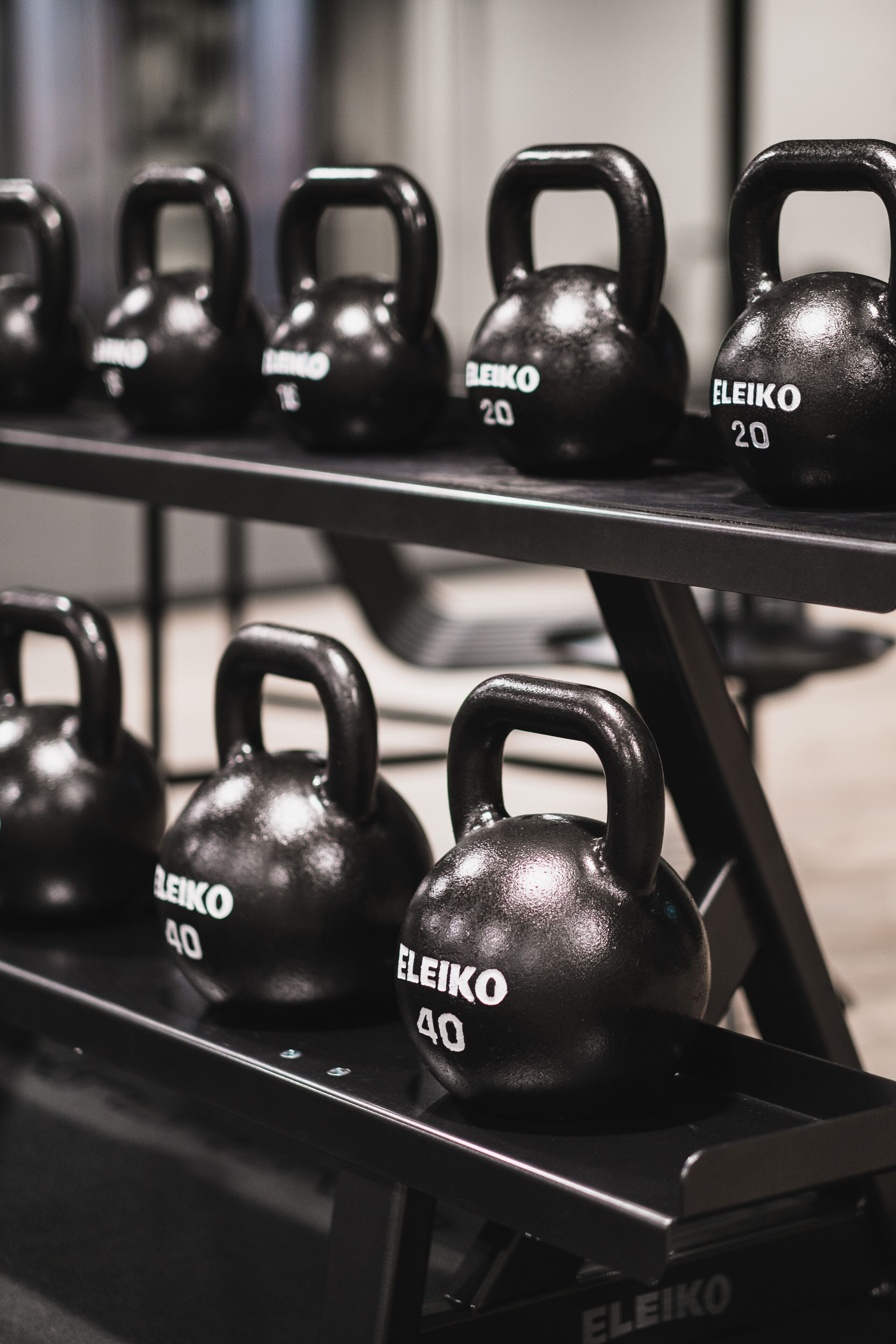 Ein Gestell mit schwarzen Kettlebells, beschriftet mit ELEIKO 20 und ELEIKO 40.