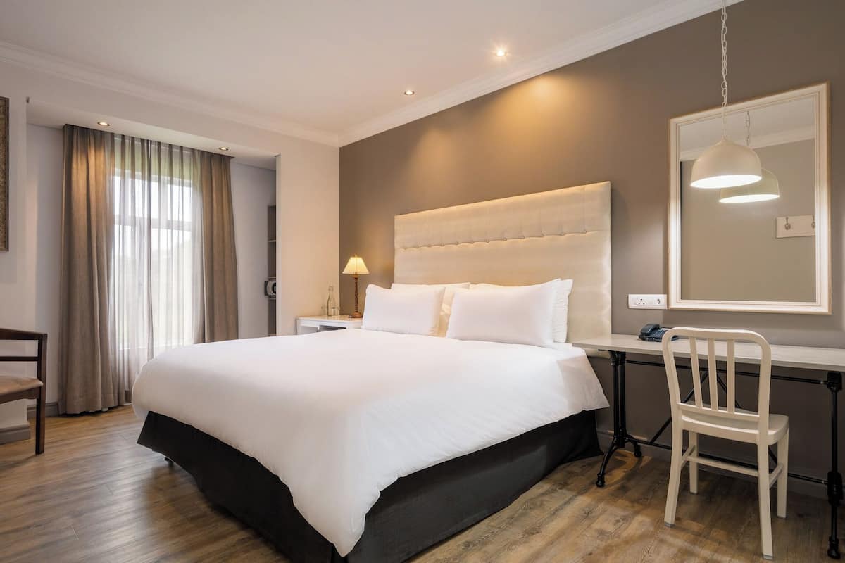 Room, 1 King Bed, Non Smoking | Premium bedding, down duvets, Select Comfort beds, in-room safe