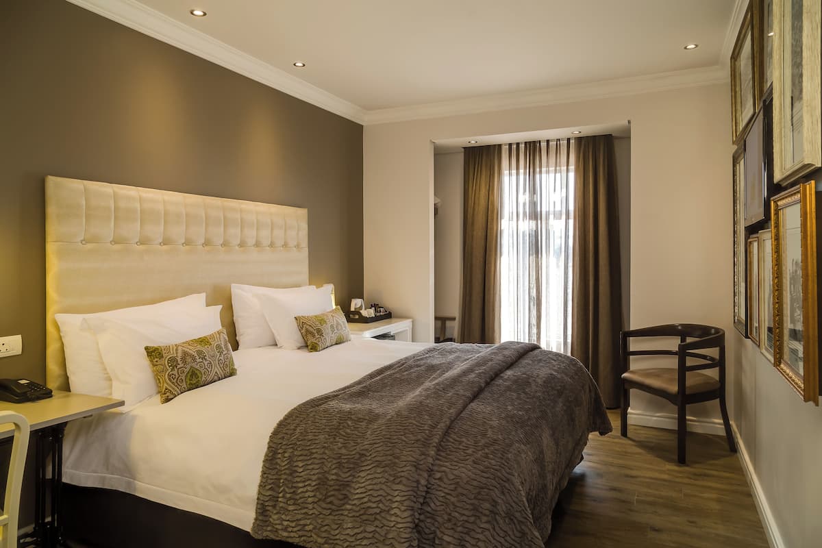 Room, 1 King Bed, Non Smoking | Premium bedding, down comforters, Select Comfort beds, in-room safe