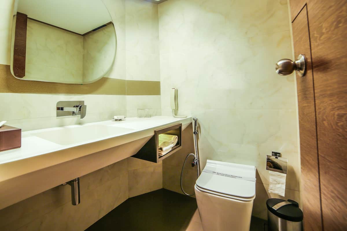 club grande room | bathroom | separate bathtub and shower, rainfall showerhead, free toiletries