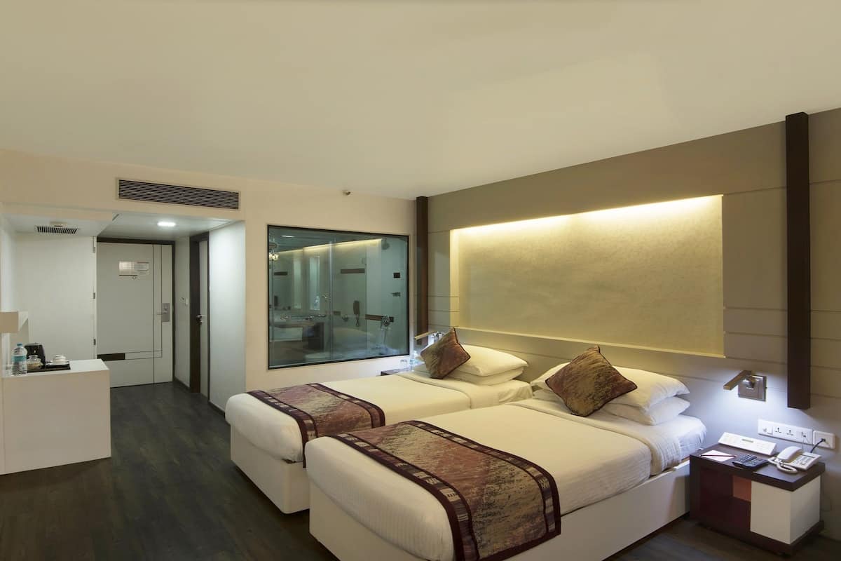 grande room | egyptian cotton sheets, premium bedding, select comfort beds, minibar