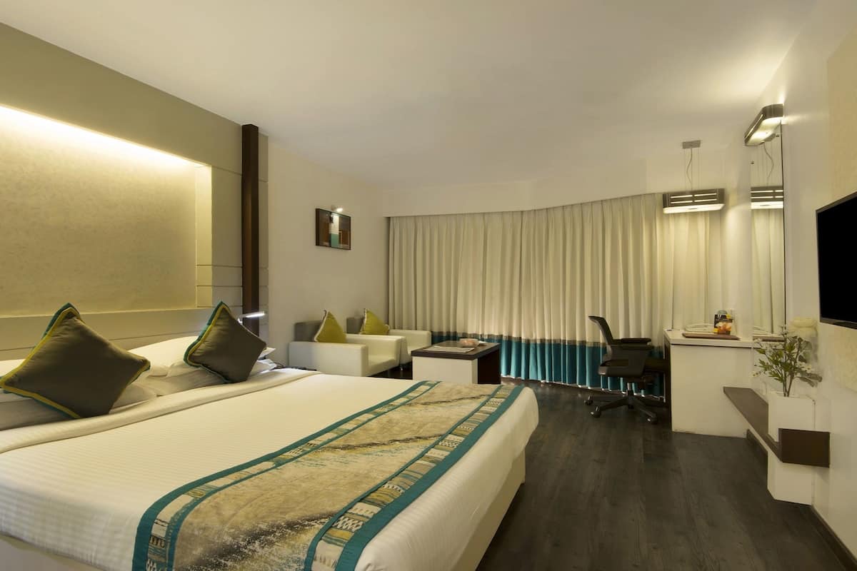 grande room | egyptian cotton sheets, premium bedding, select comfort beds, minibar