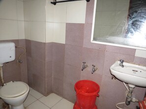 Deluxe Room | Bathroom | Free toiletries