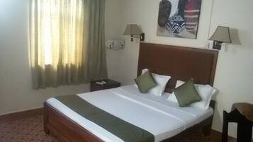 Escritorio, cortinas blackout y ropa de cama