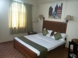 Escritorio, cortinas blackout y ropa de cama 