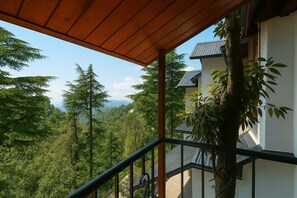 Sunset Family Suite | Balcony - Vilãsa Lall Ji Resort (Dalhousie)
