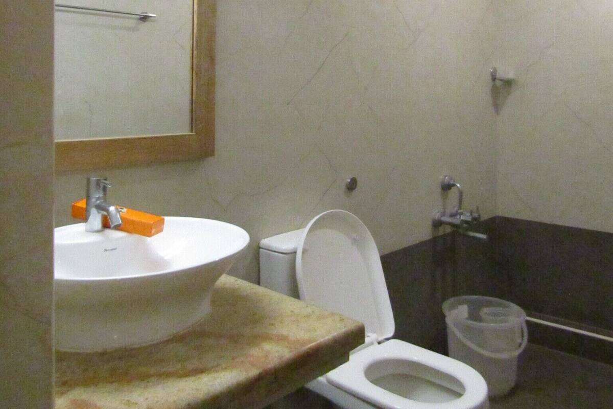 Un baño con lavamanos, inodoro y ducha.