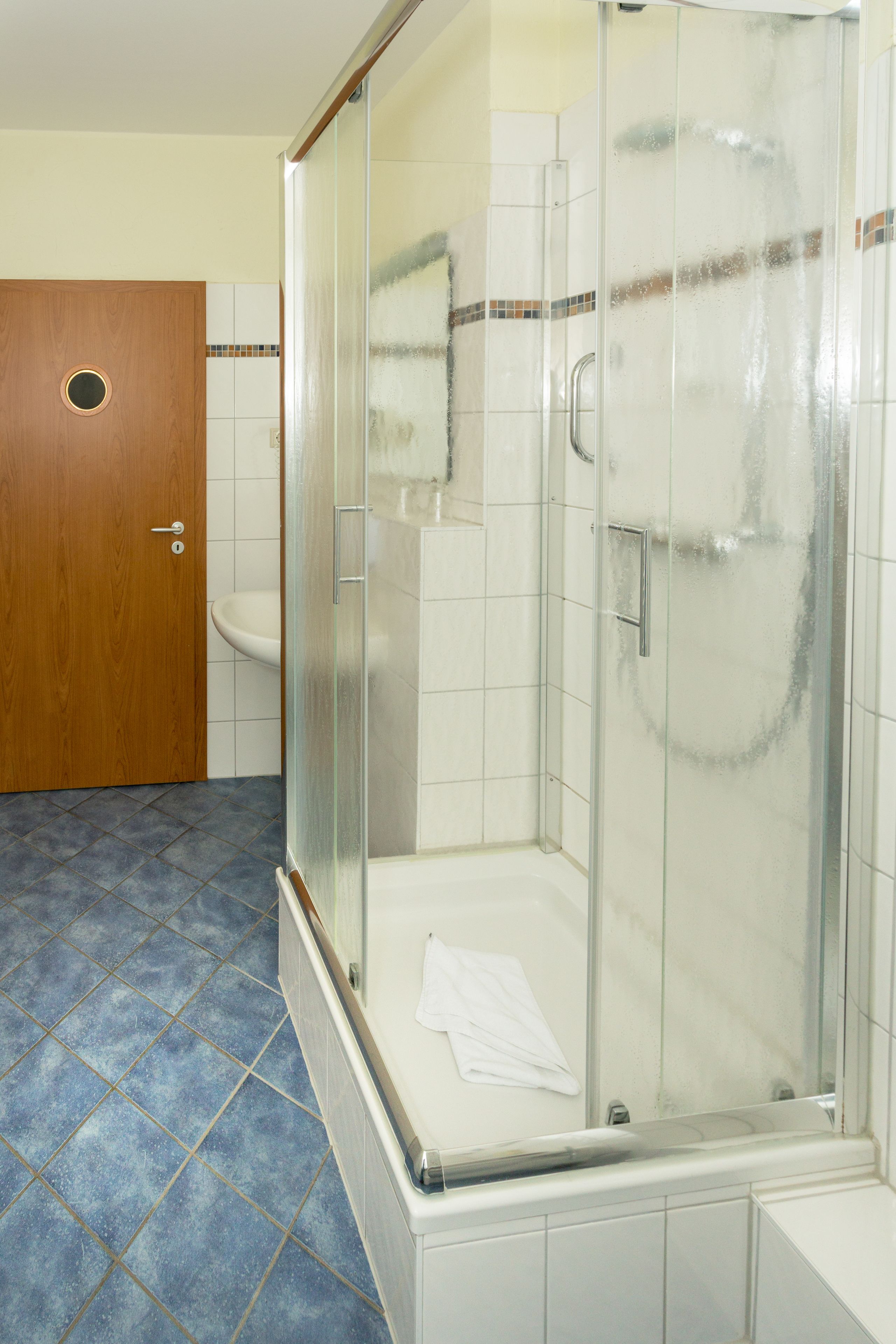 triple room | bathroom | shower, free toiletries, hair dryer, towels