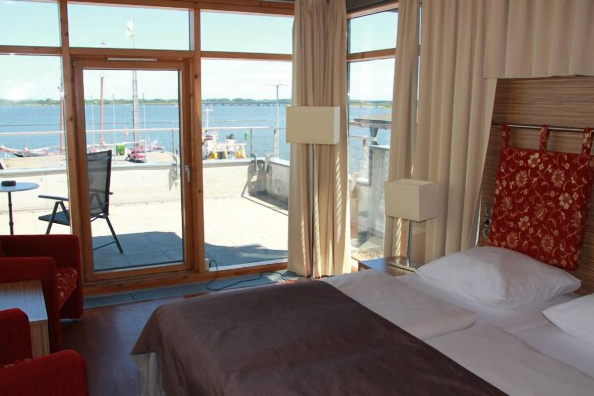 superior double room | desk, soundproofing, cots/infant beds, rollaway beds