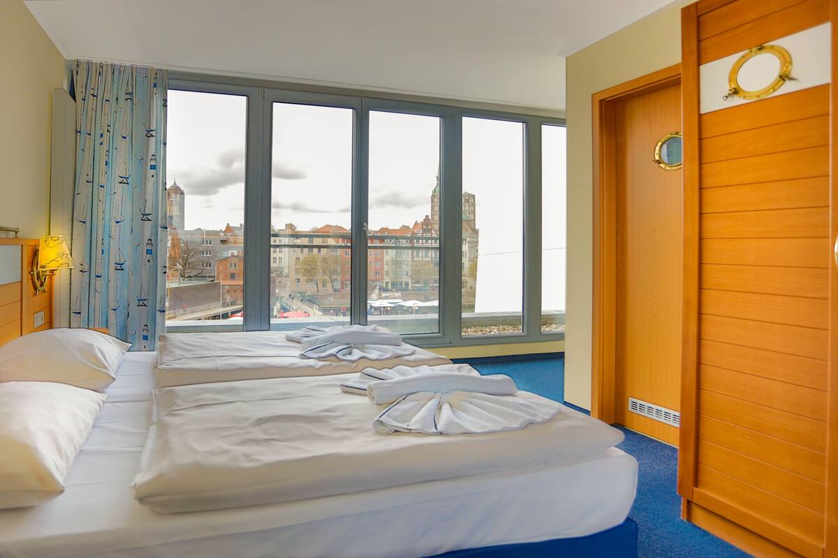 studio | desk, soundproofing, cots/infant beds, rollaway beds