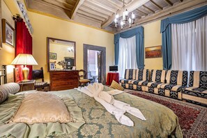 Superior Double Room | Living area | 19-inch flat-screen TV with cable channels, TV - Antica Dimora Patrizia (Montecarlo)