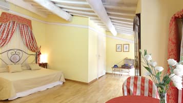 Junior Suite Single Occupancy | Decoración personalizada, muebles diferentes y escritorio