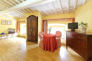 Junior Suite Single Occupancy | In-room dining