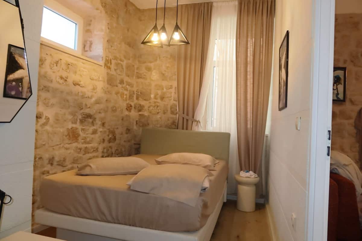 2 sovrum, sängtillbehör av högsta kvalitet och memory foam-madrasser