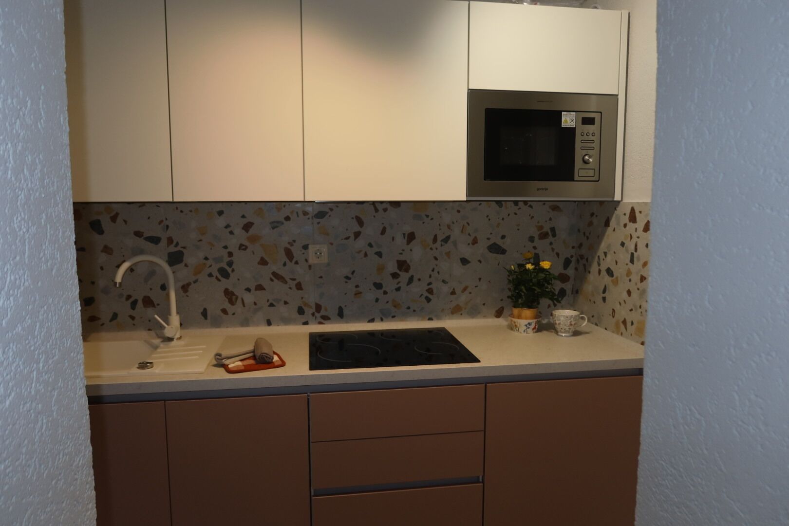 fridge, oven, stovetop, coffee/tea maker