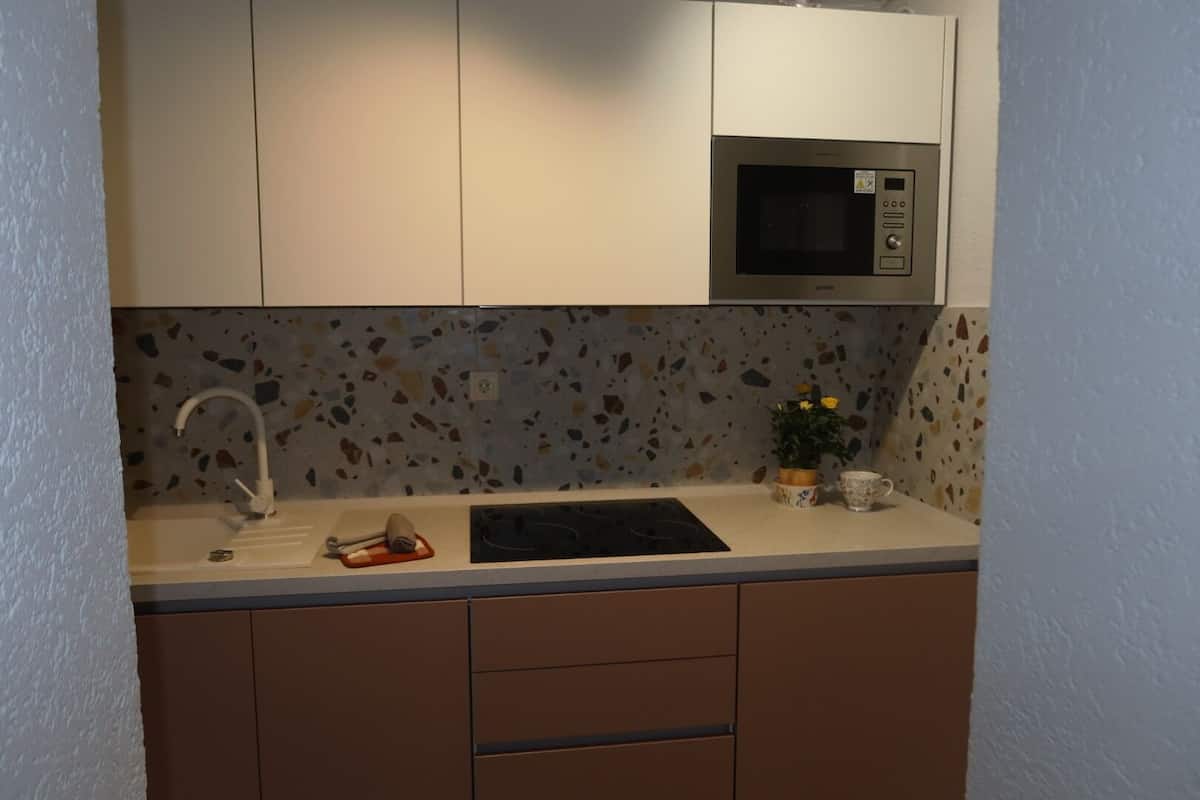 fridge, oven, stovetop, coffee/tea maker