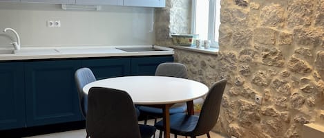 Fridge, oven, stovetop, coffee/tea maker