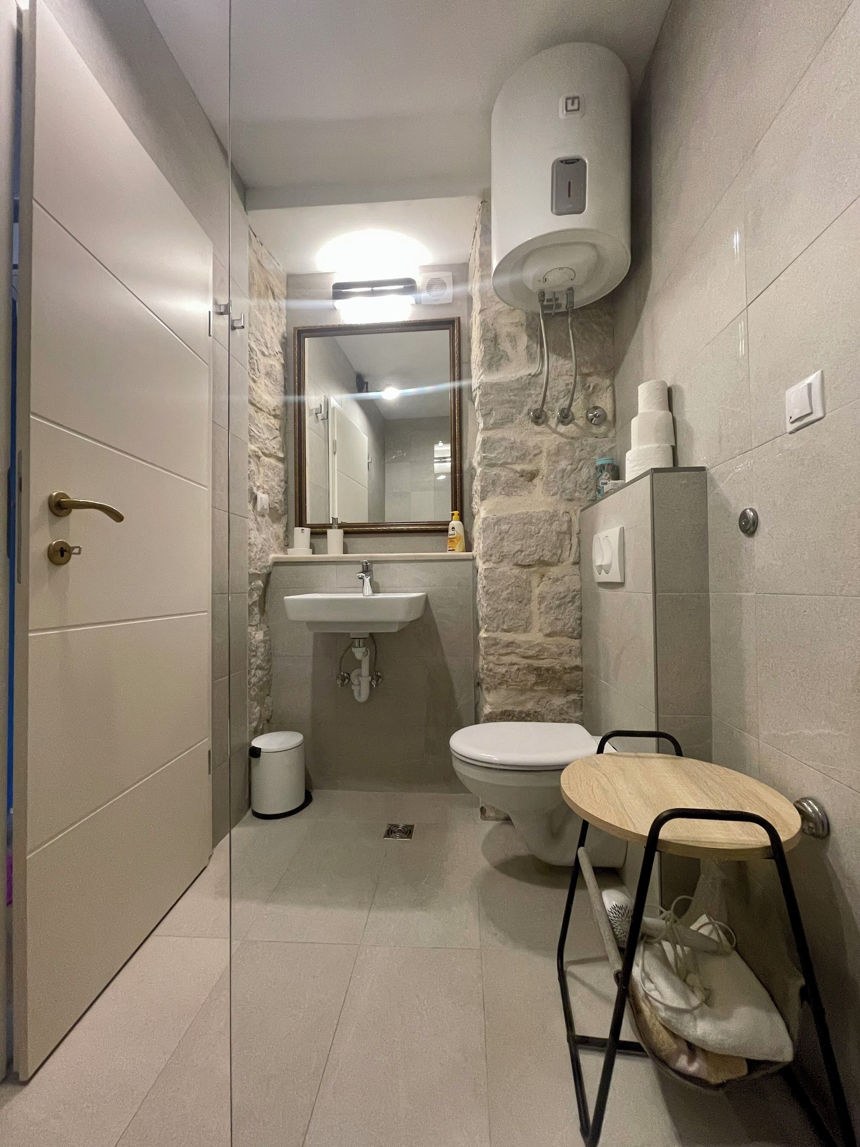 shower, deep-soaking bathtub, rainfall showerhead, free toiletries