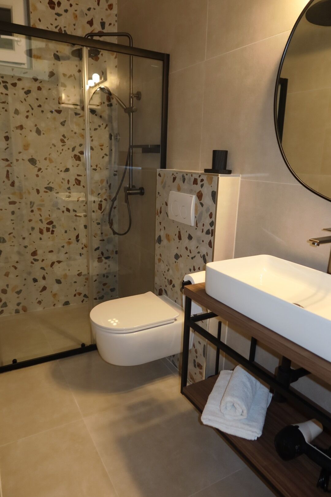 shower, deep-soaking bathtub, rainfall showerhead, free toiletries