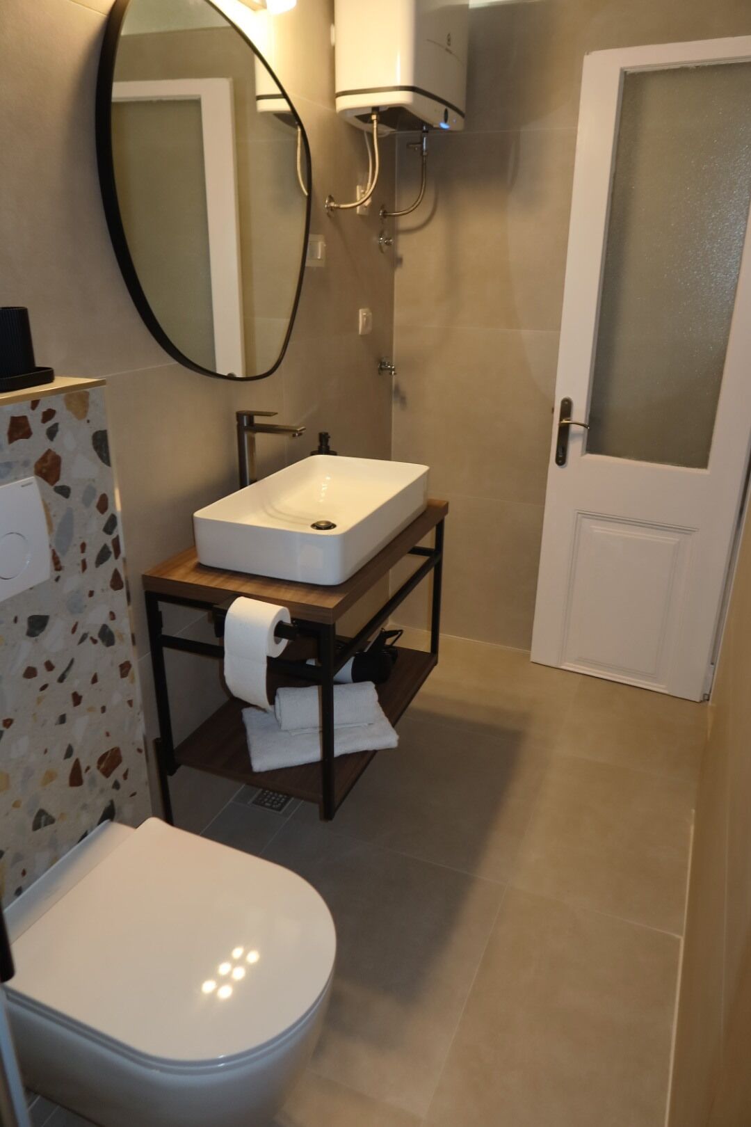 shower, deep-soaking bathtub, rainfall showerhead, free toiletries