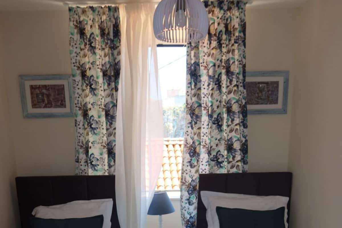Apartment, Two-Bedroom with Balcony | 2 개의 침실, 고급 침구, 메모리폼 침대, 책상
