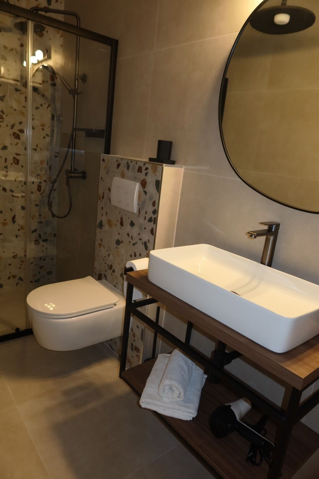 shower, deep-soaking bathtub, rainfall showerhead, free toiletries