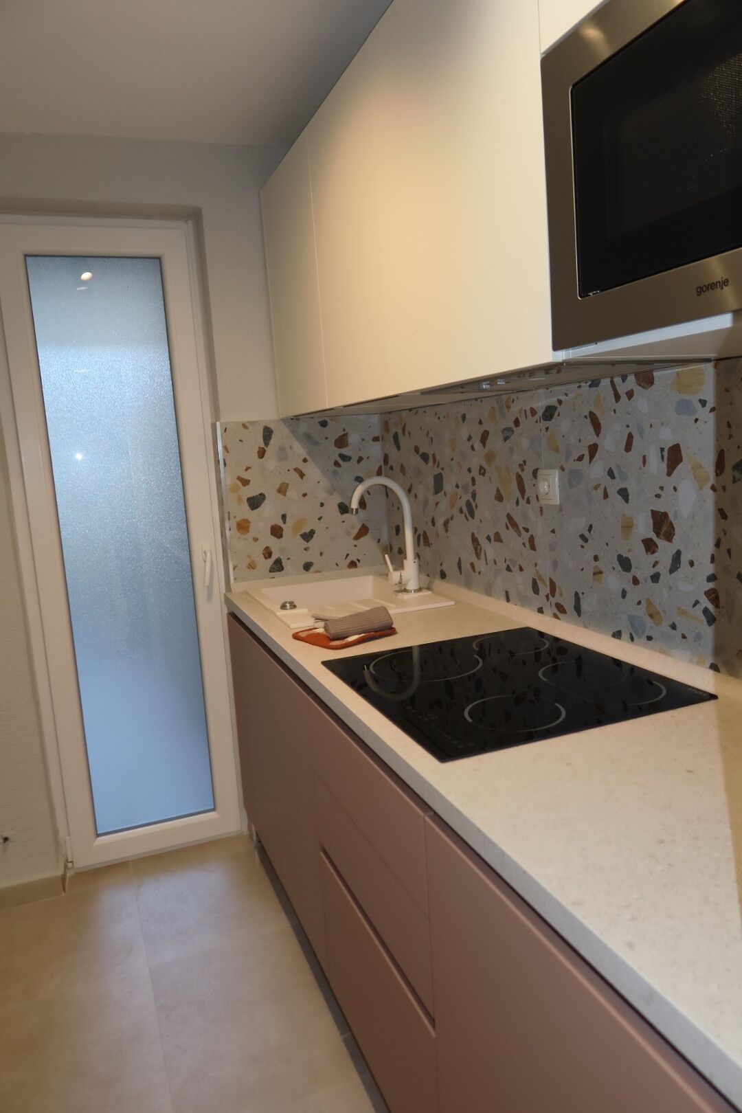 fridge, oven, stovetop, coffee/tea maker