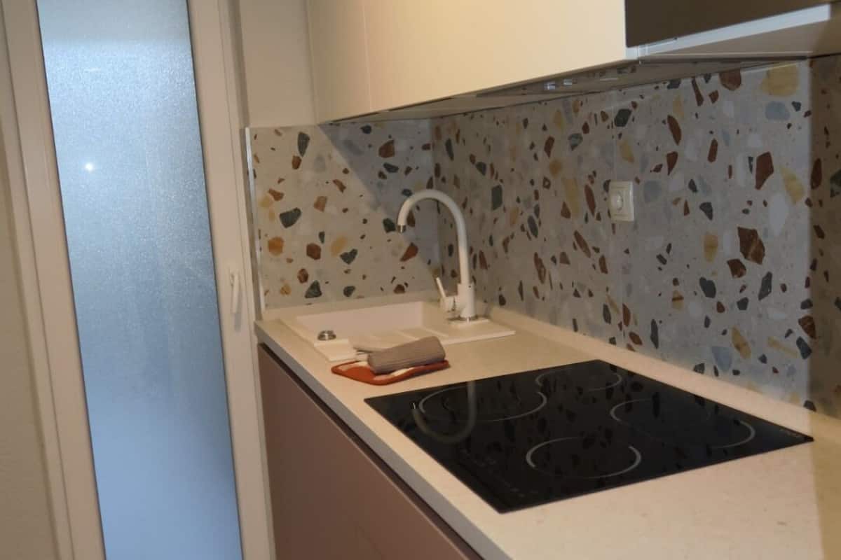 fridge, oven, stovetop, coffee/tea maker