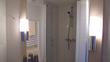 Shower, free toiletries, hair dryer