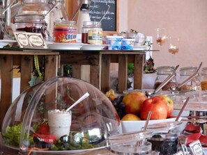 A buffet setup with various food items and condiments. - Beauty & Wohlfühl Hotel (Syke)