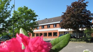 A hotel with a sign reading "Hotel Restaurant" and a car parked in front. - Beauty & Wohlfühl Hotel (Syke)