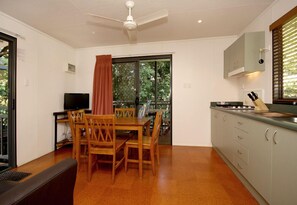 Standard Cabin, 2 Bedrooms, Non Smoking, Kitchenette (Family cabin - max 6) | Spiseområde på rommet