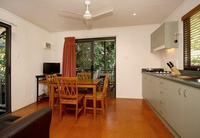 Standard Cabin, 2 Bedrooms, Non Smoking, Kitchenette (Family cabin - max 6) | Essbereich im Zimmer