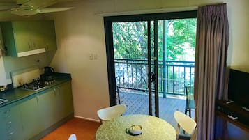 Standard Cabin, 2 Bedrooms, Non Smoking, Kitchenette (Family cabin - max 6) | Woonruimte