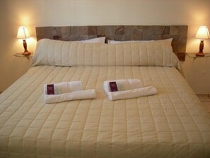 Superior Double Room | In-room safe, individually decorated, blackout drapes - Red Wine Club (San Rafael)