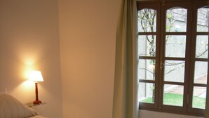 In-room safe, blackout drapes, iron/ironing board (on request) - Red Wine Club (San Rafael)