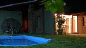 Outdoor pool - Red Wine Club (San Rafael)