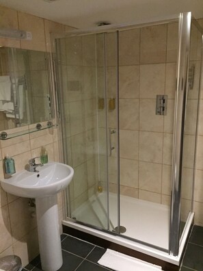 Bathroom shower - Edinburghhouse Hotel (Edinburgh)