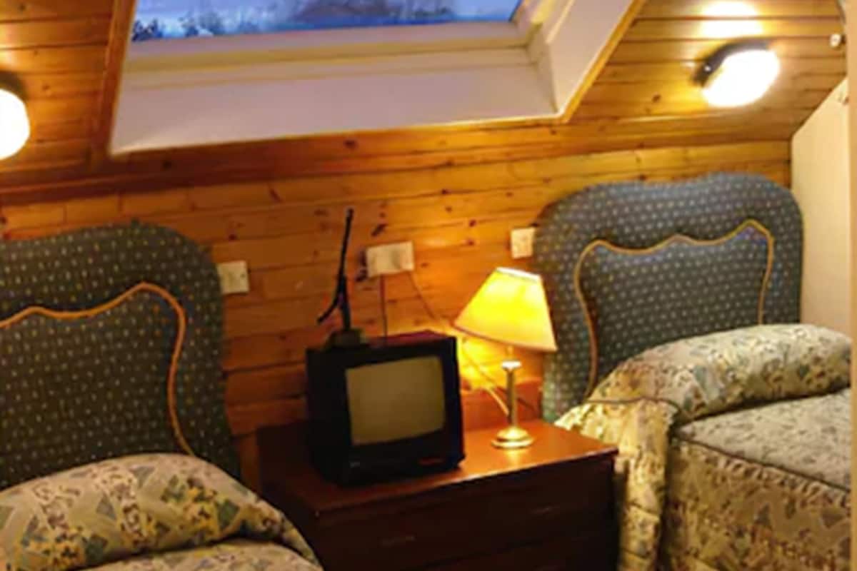 Twin Room (Attic) | Individually decorated, individually furnished, iron/ironing board