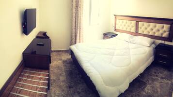 Habitación doble | Edredón y caja de seguridad en la habitación