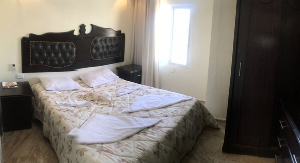 Enkelrum | Duntäcken, värdeförvaringsskåp på rummet och strykjärn/strykbräda